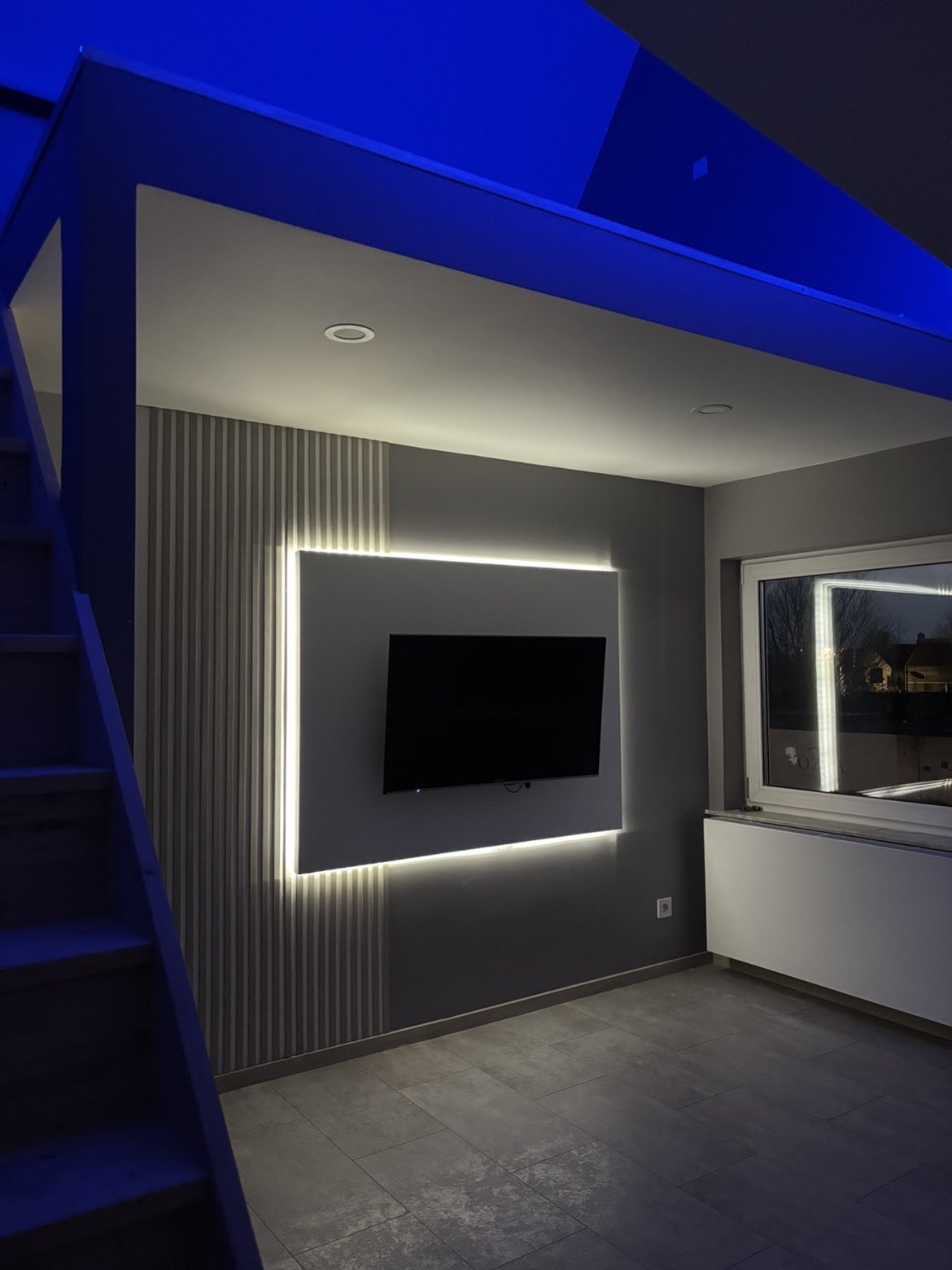 Strakke TV wand met sfeerverlichting