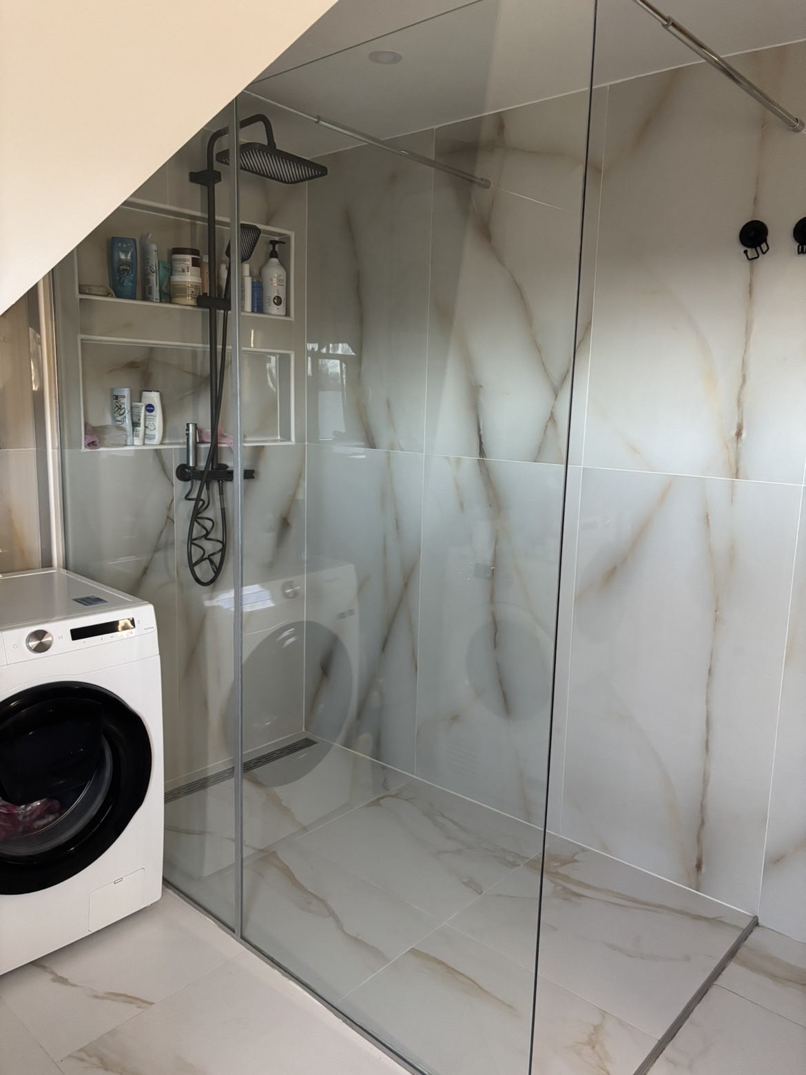 Inloopdouche met marmerlook tegels