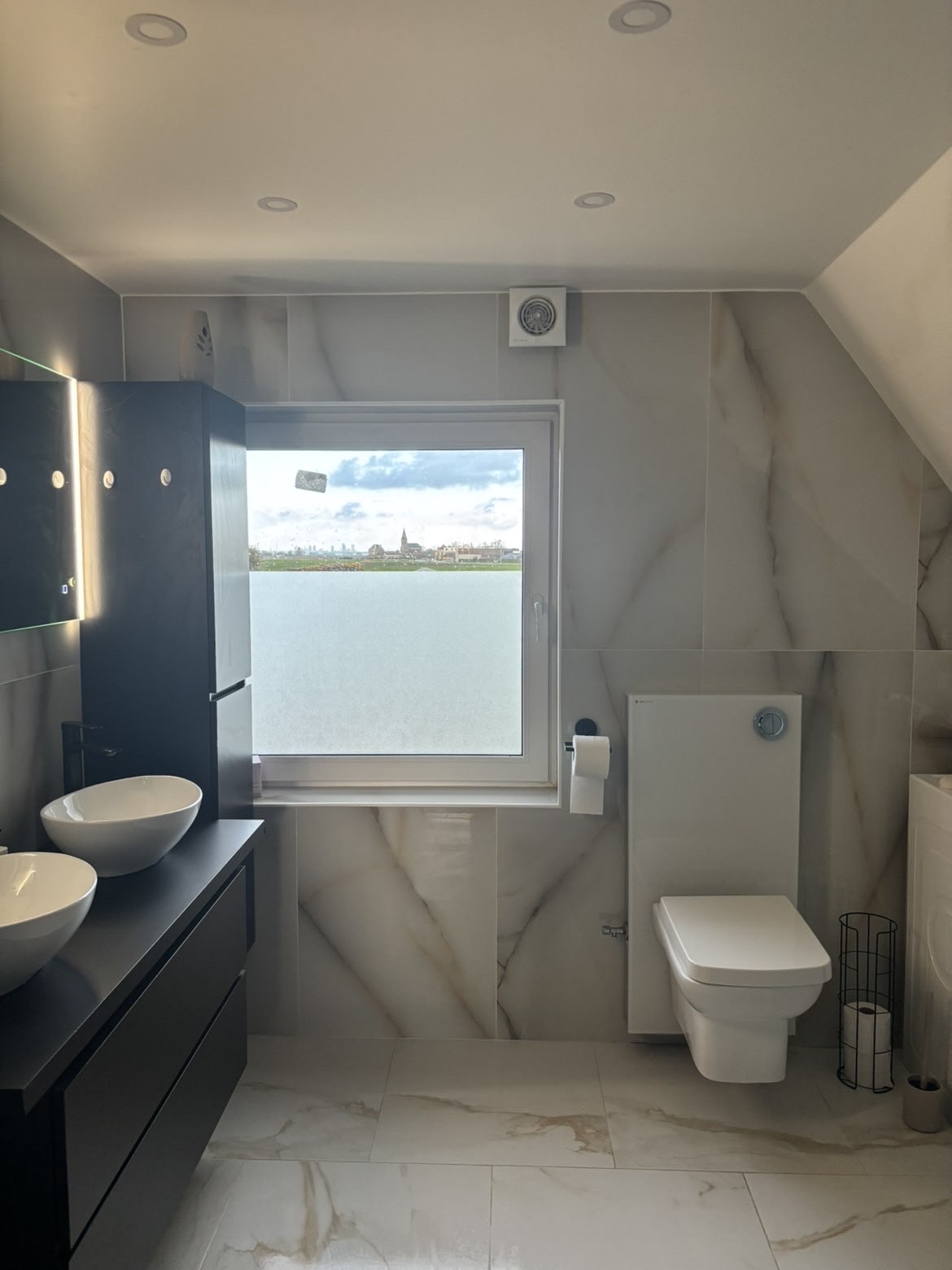 Hangtoilet en raamafwerking