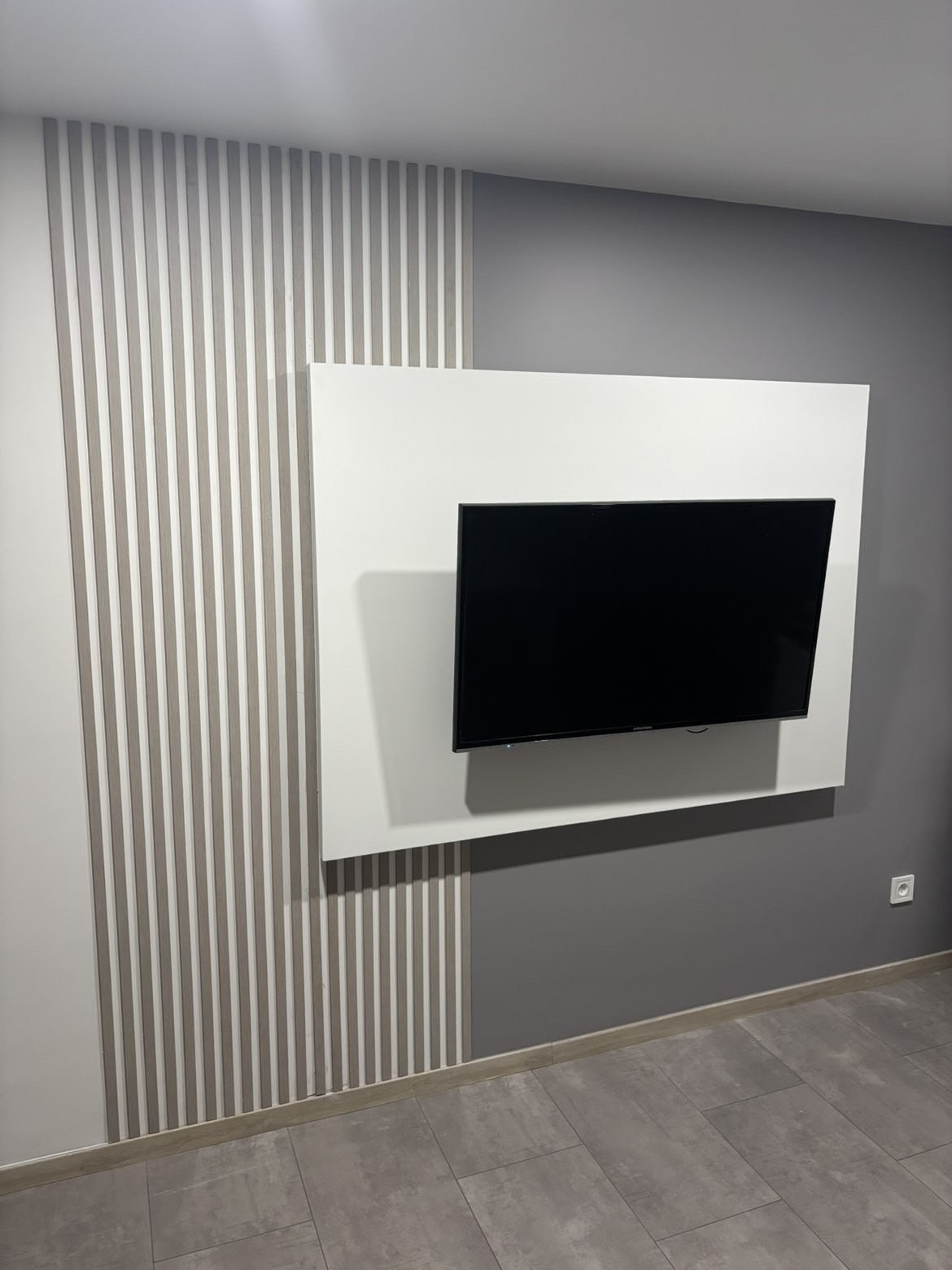 TV wand met houten lattenwand